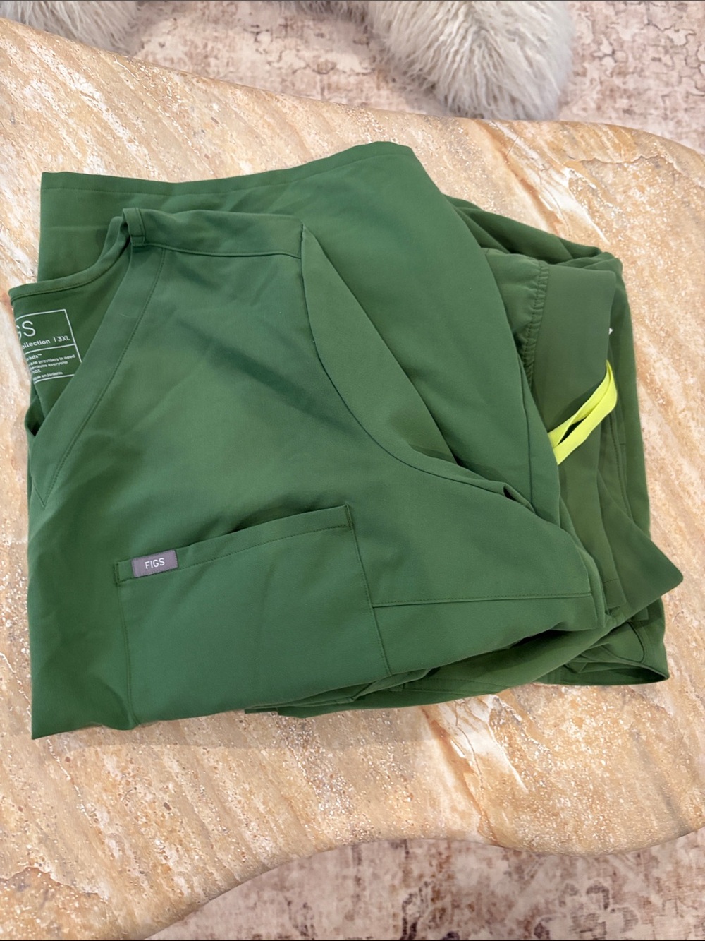 FIGS women’s green scrub set
